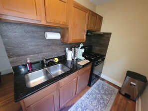 Coffee/tea maker, fridge, microwave, oven - Cozy Studio Apt on Green Line by Hamline University and University Of Minnesota! (Saint Paul)