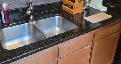 Cozy Studio Apt on Green Line by Hamline University and University Of Minnesota!