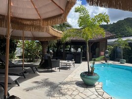 Una piscina al aire libre (de 09:00 a 18:00), sombrillas, tumbonas