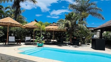 Piscine extérieure, parasols de plage, chaises longues