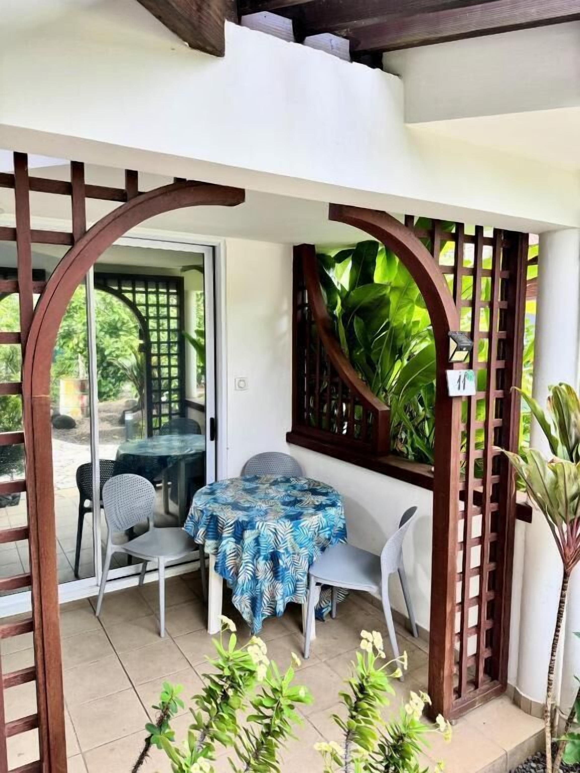 Habitación triple estándar, vista al jardín | Restaurante al aire libre