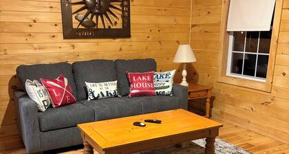 Cozy 2-bedroom cabin in serene Lake Huntington with AC