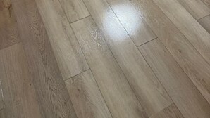 Un suelo de madera con un patrón de espiga.