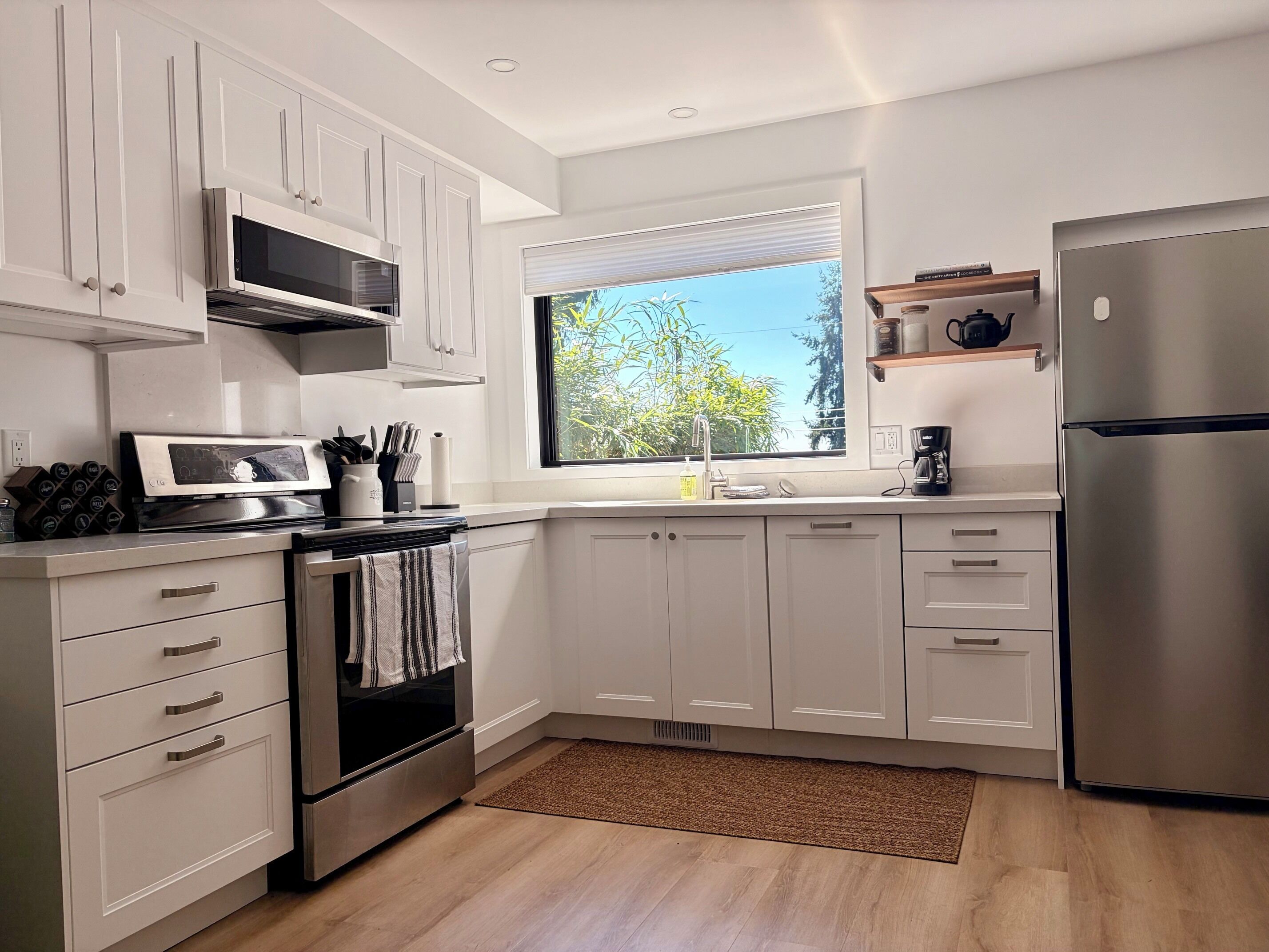 Coffee/tea maker, fridge, microwave, oven