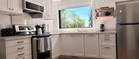 Coffee/tea maker, fridge, microwave, oven