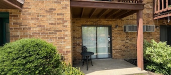 Cozy King bedroom + queen daybed near Arlington Heights