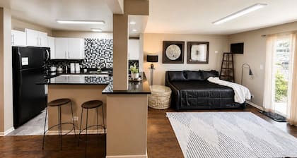 Cozy King bedroom + queen daybed near Arlington Heights