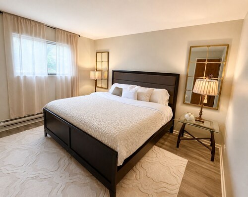 Cozy King bedroom + queen daybed near Arlington Heights