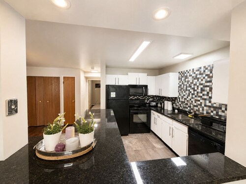 Cozy King bedroom + queen daybed near Arlington Heights