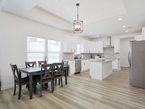 Dining - New Build - Near Stockyards, Downtown, & TCU I Sleeps 8 (Fort Worth)