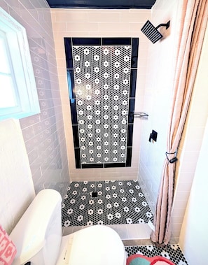 Shower, towels, toilet paper - Downtown Hagerman Studio + Game Room • 10 Min to Hot Springs & River (Hagerman)