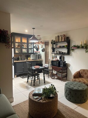 A compact living space with a kitchenette, dining area, and seating area. - Lovely “Dreamy Nook at Cocoa Village” (Cocoa)