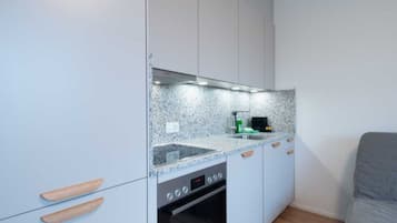 Fridge, oven, dishwasher, cookware/dishes/utensils