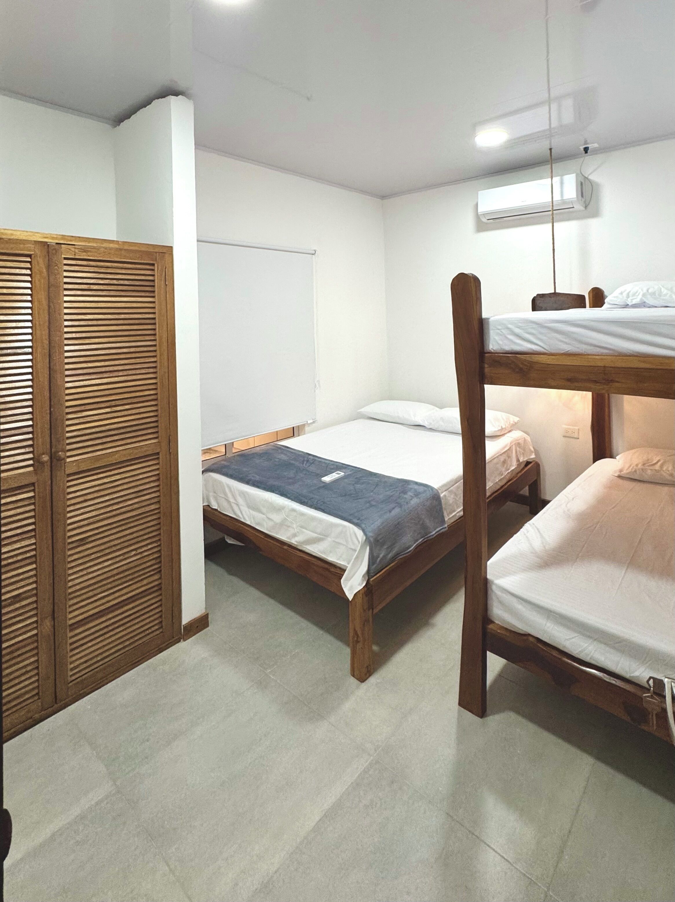 3 habitaciones, tabla de planchar con plancha, internet y ropa de cama 