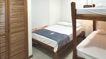 3 habitaciones, tabla de planchar con plancha, internet y ropa de cama