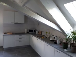 Kühlschrank, Mikrowelle, Ofen, Geschirrspüler