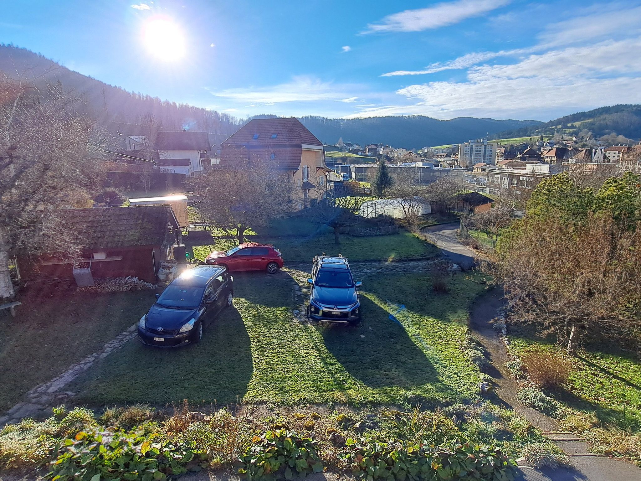 Un quartier résidentiel avec des maisons, une route et un pont.