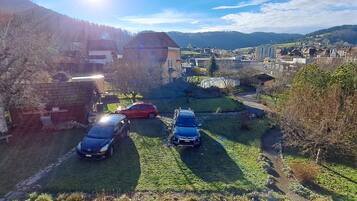Un quartier résidentiel avec des maisons, une route et un pont.