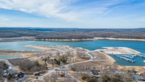 Aerial view - Soothing 1-bedroom treehouse with lake views in charming Diamond City (Diamond City)