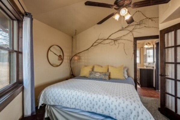 Room - Soothing 1-bedroom treehouse with lake views in charming Diamond City (Diamond City)
