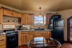 Private kitchen - Soothing 1-bedroom treehouse with lake views in charming Diamond City (Diamond City)