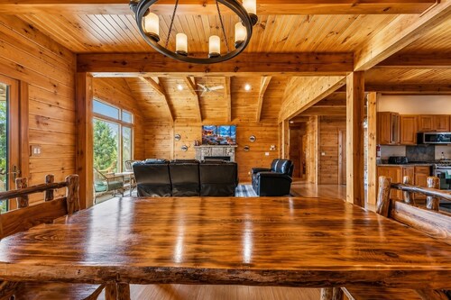 Timber & Stone Cabin w/Hot Tub & Amazing Views of Lake Henry
