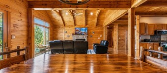 Timber & Stone Cabin w/Hot Tub & Amazing Views of Lake Henry