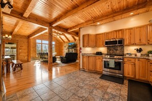 Una cocina amplia con armarios de madera, un microondas y una estufa.