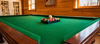 Timber & Stone Cabin w/Hot Tub & Amazing Views of Lake Henry