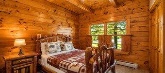 Timber & Stone Cabin w/Hot Tub & Amazing Views of Lake Henry