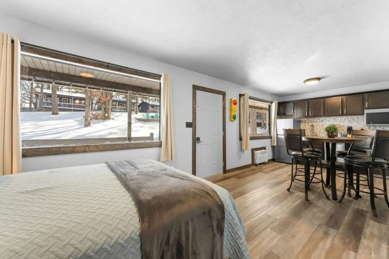 2 habitaciones, escritorio, cuna de viaje y wifi 