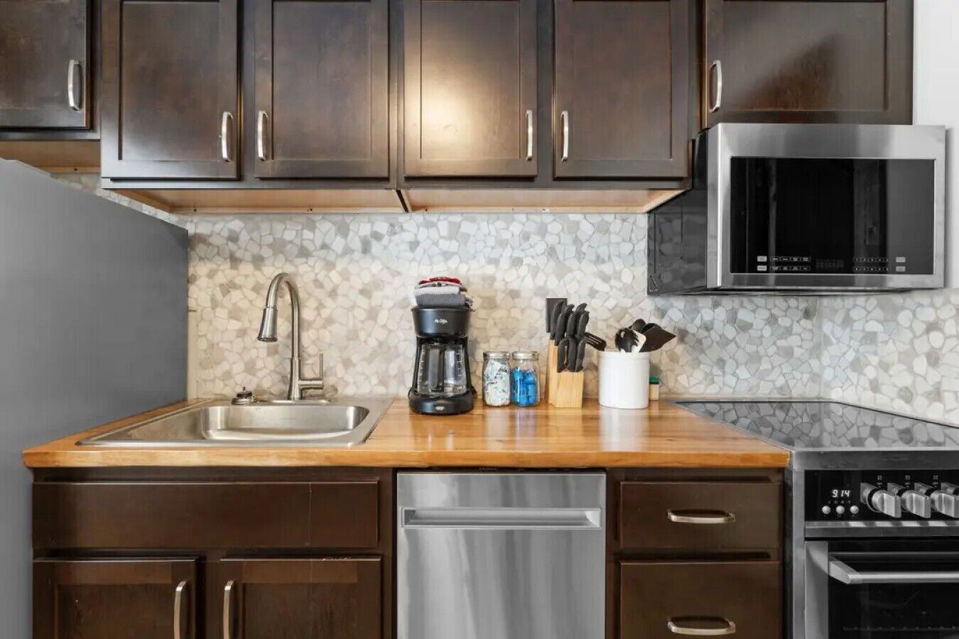 Geladeira, micro-ondas, fogão, cooktop