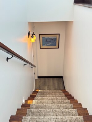 Eine Treppe mit Holzboden und einem Teppich belagten Podest.