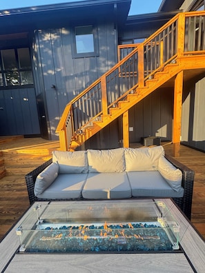 A modern house with a wooden staircase and a glass fish tank on the deck. - Applegate Riverfront Retreat in the Applegate Wine Country (Jacksonville)