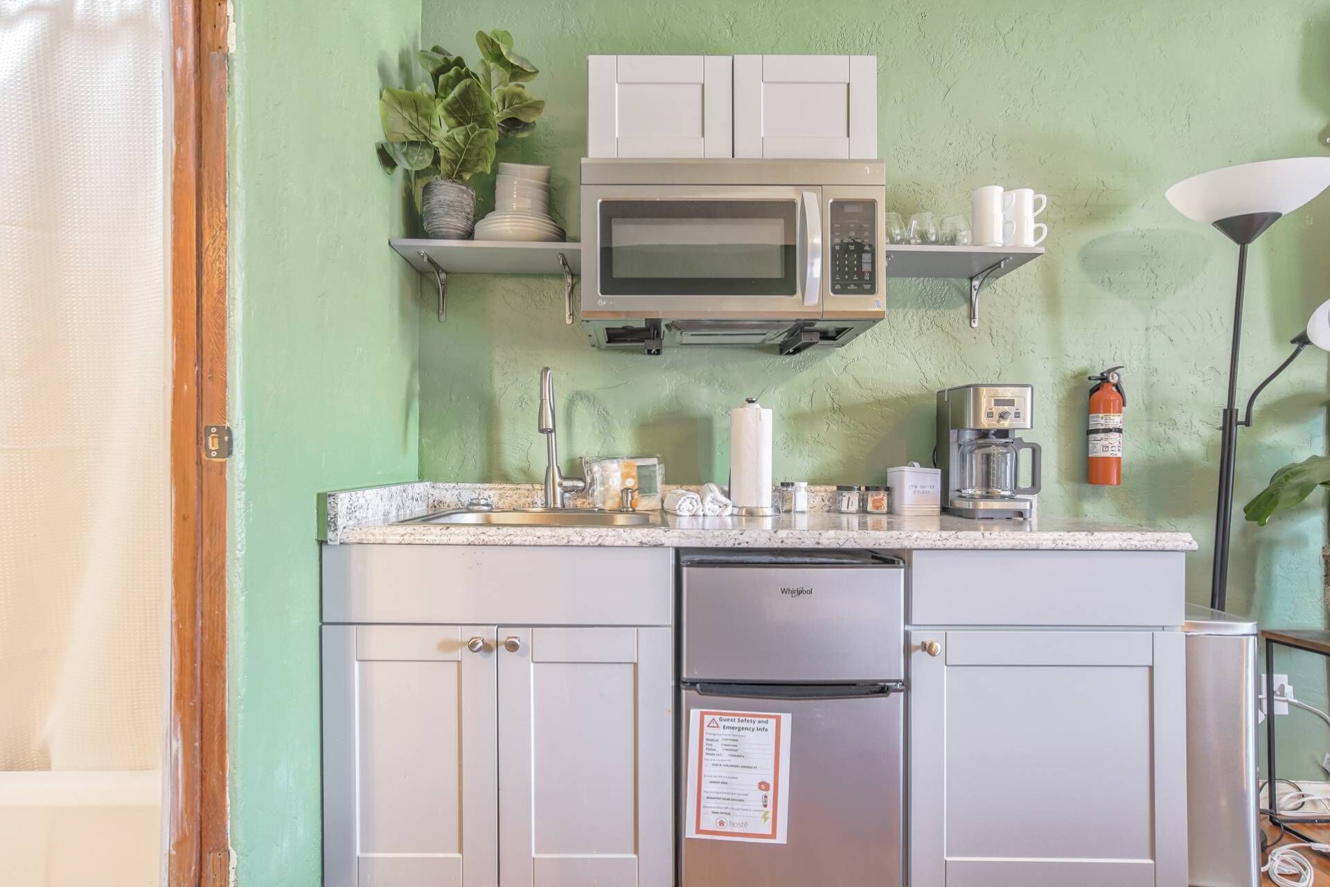 Cafetera/tetera, refrigerador, microondas, lavavajillas