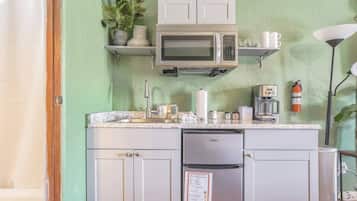 Cafetera/tetera, refrigerador, microondas, lavavajillas
