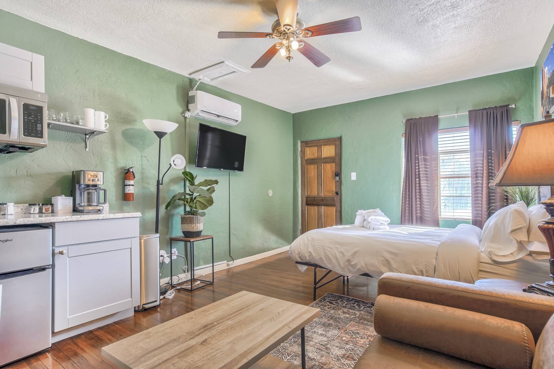 Iron/ironing board, WiFi, bed sheets