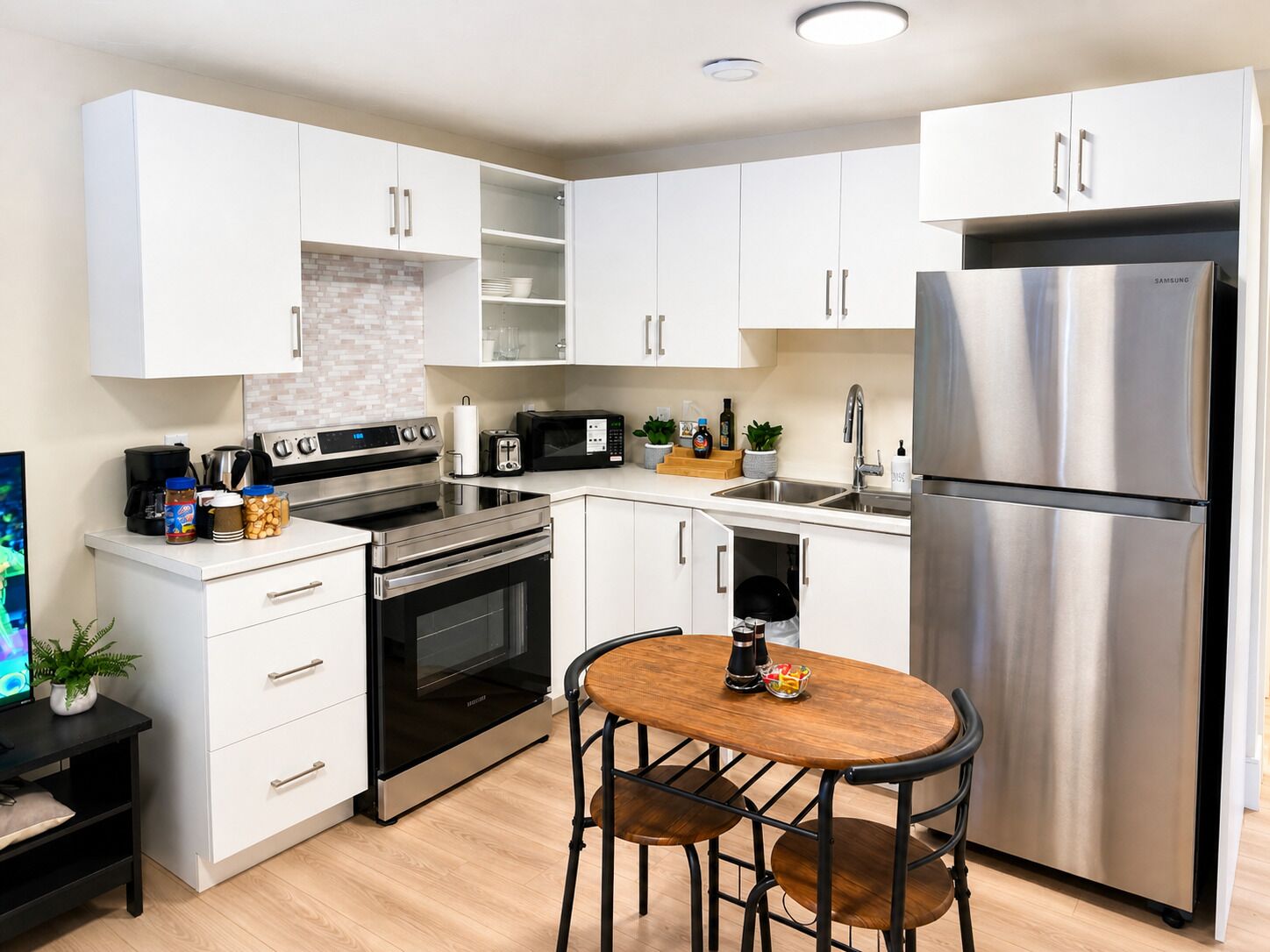 Coffee/tea maker, fridge, microwave, oven