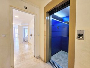 A hotel corridor with an elevator and a door marked with a 'B' sign. - Apartamento Alba 7 by Interhome (Cartagena)