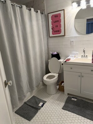 Bathroom - Where Tigers Rest 2 BR/1 Bath Apt Gated less than 1 mile to Tiger Stadium (Baton Rouge)