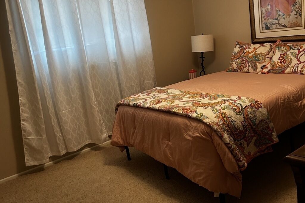 Tabla de planchar con plancha, wifi gratis, ropa de cama
