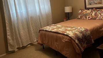 Tabla de planchar con plancha, wifi gratis, ropa de cama