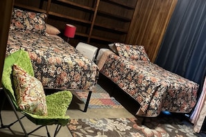 Tabla de planchar con plancha, wifi gratis y ropa de cama 