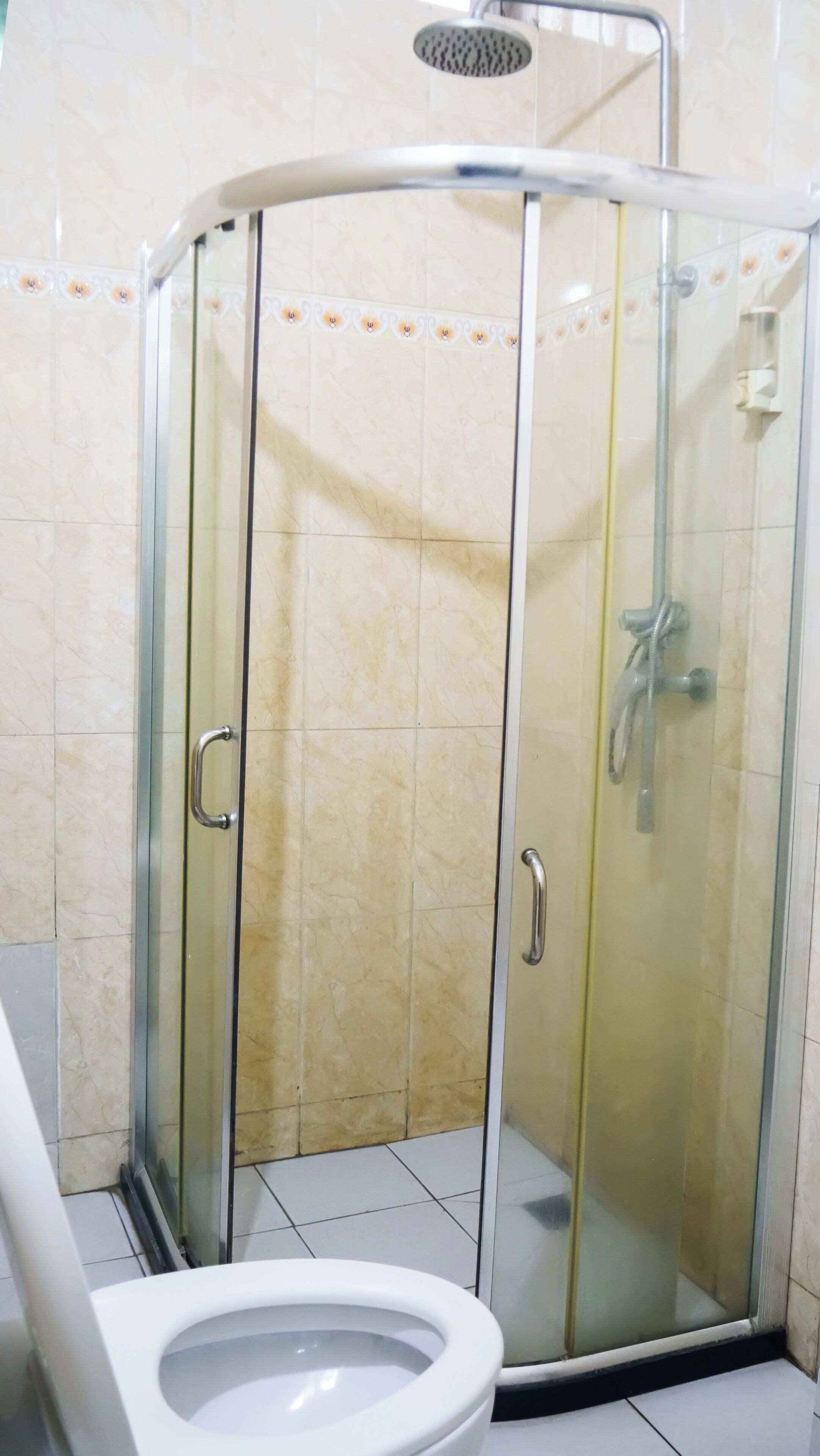 Estudio Confort, balcón, vistas al patio | Baño | Ducha, toallas, jabón y papel higiénico