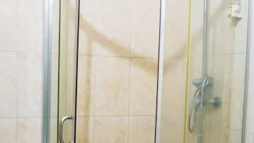 Estudio Confort, balcón, vistas al patio | Baño | Ducha, toallas, jabón y papel higiénico
