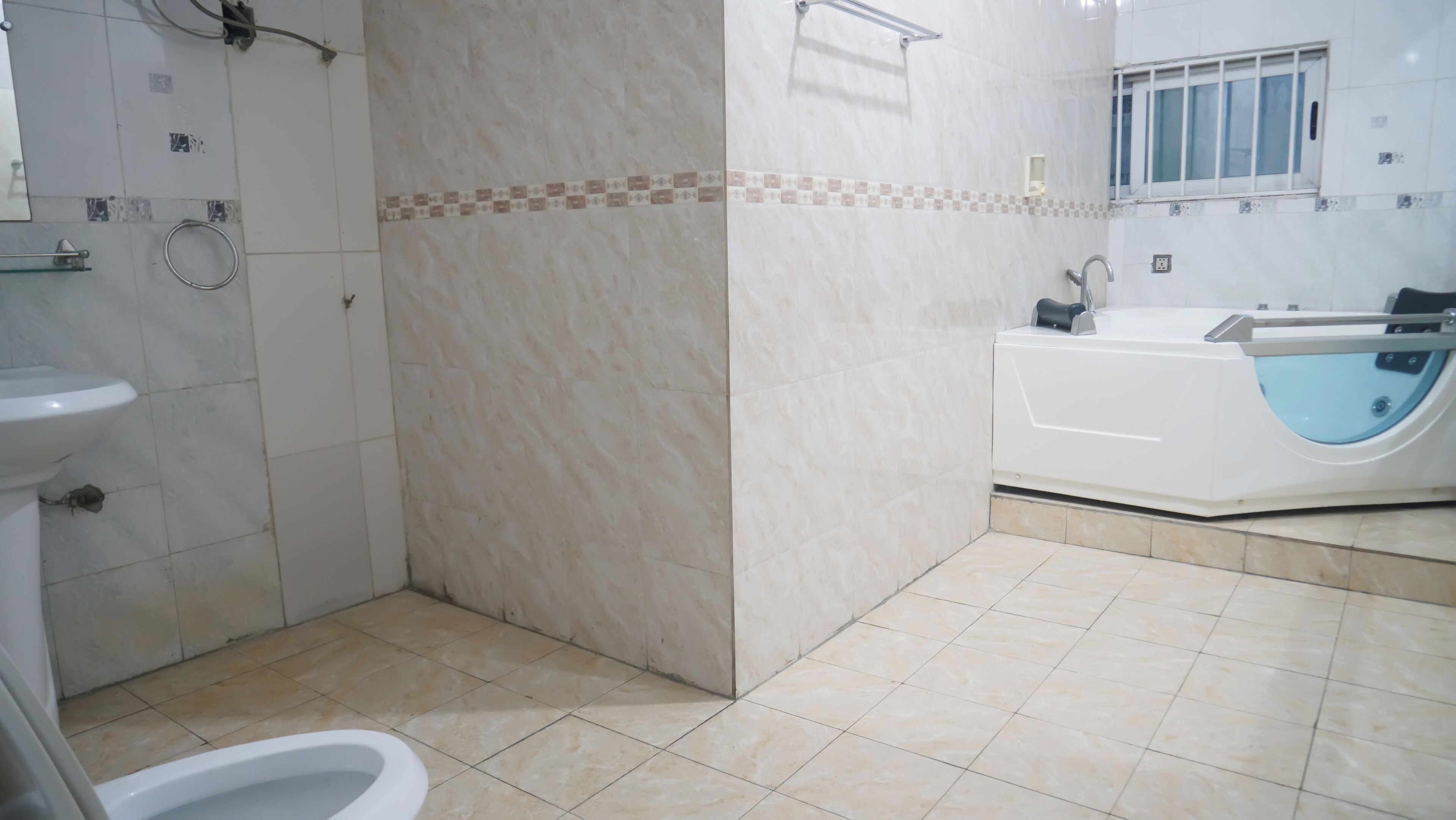 Luxury Studio Suite, Garden View | Bathroom | Shower, free toiletries, towels, soap