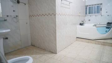 Luxury Studio Suite, Garden View | Bathroom | Shower, free toiletries, towels, soap