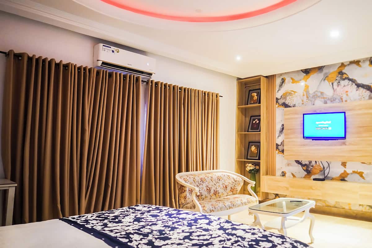 Suite estudio de lujo, vista al jardín | Escritorio, espacio para trabajar con laptop y wifi gratis 