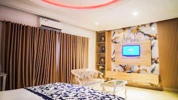 Luxury Studio Suite, Garden View | Desk, laptop workspace, WiFi (free)