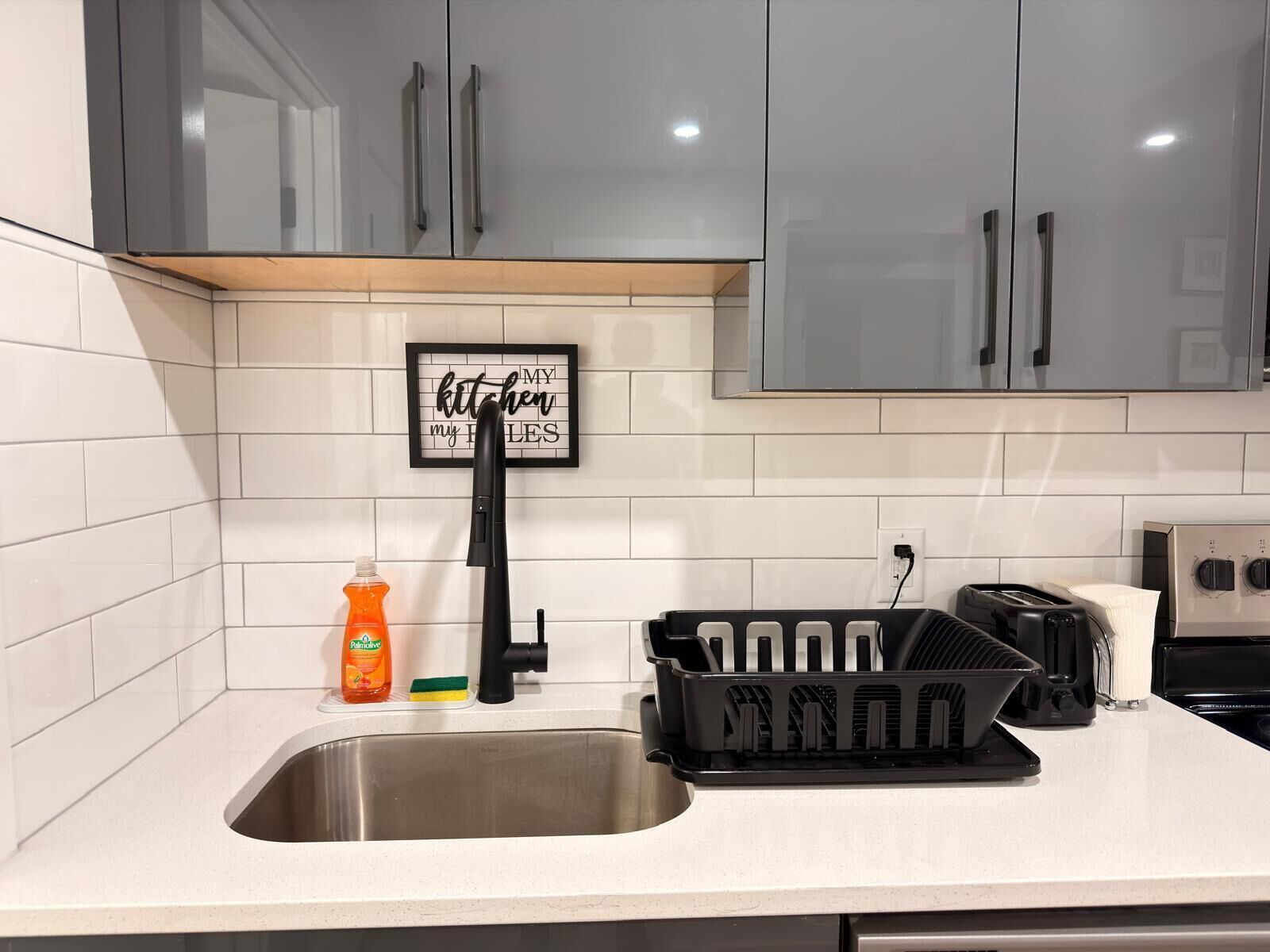 Wasserkocher mit Kaffee-/Teezubehör, Kühlschrank, Mikrowelle, Ofen